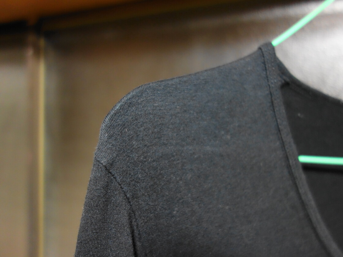 シャツに残るハンガーの跡の例