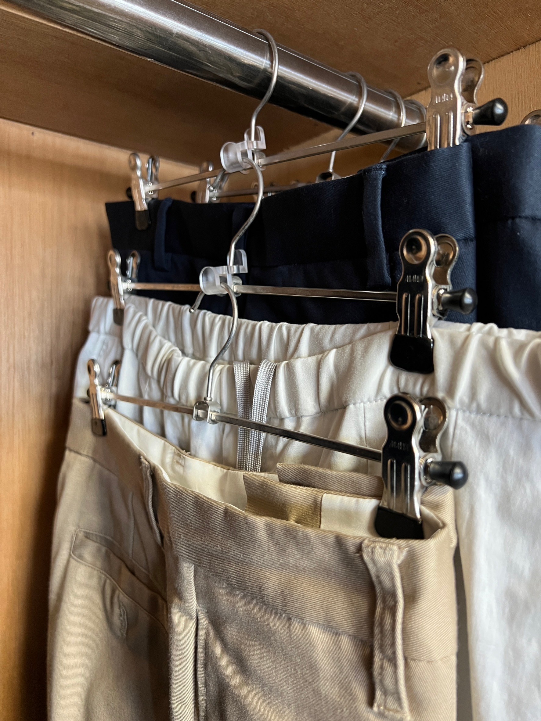 コネクターを使用したマワハンガーとズボン