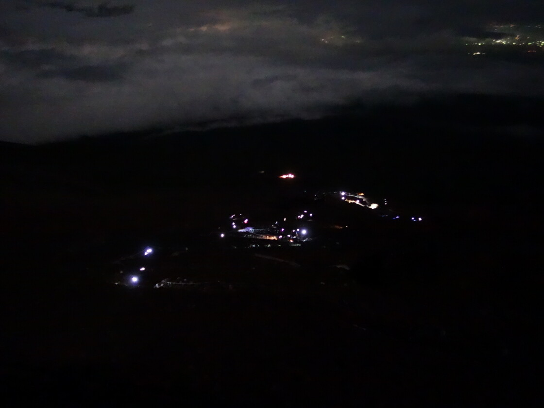 本八合目に続く山道