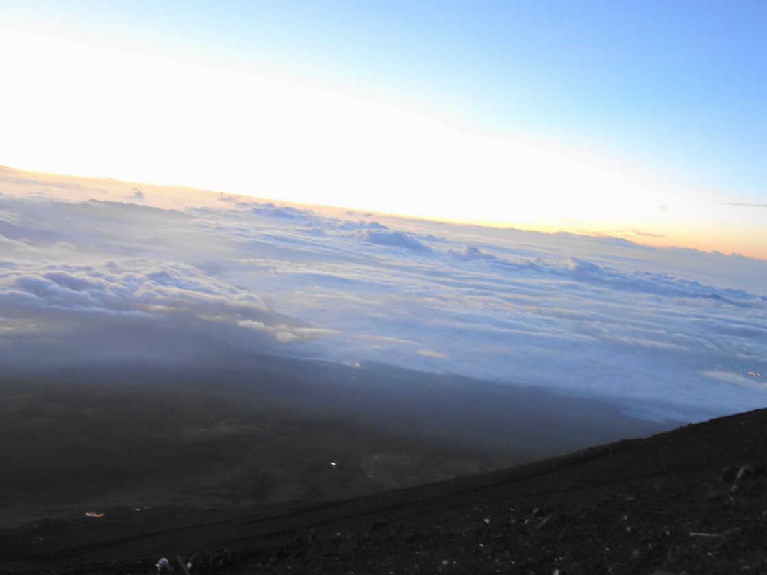 朝4時の富士山から見た空