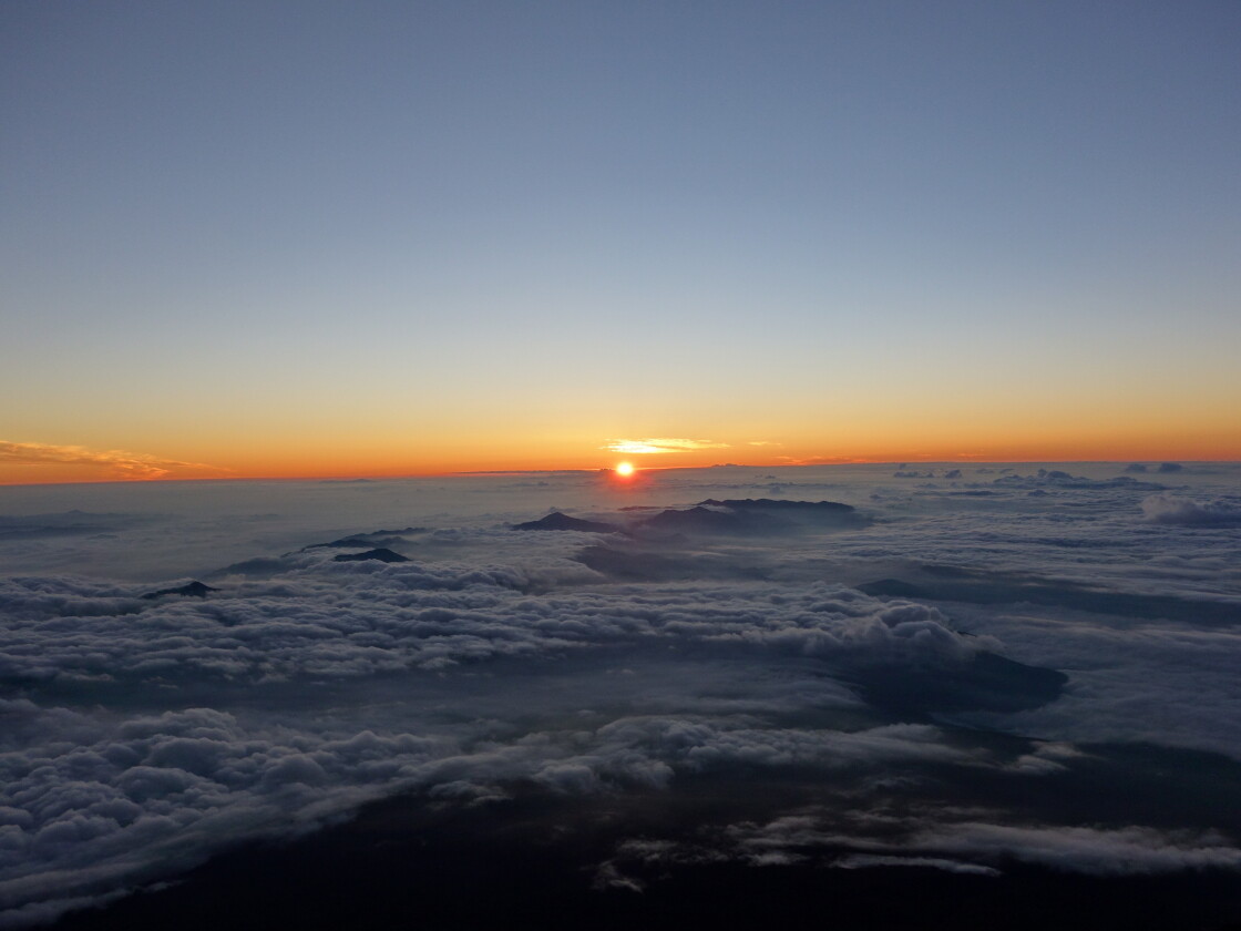 富士山頂でのご来光