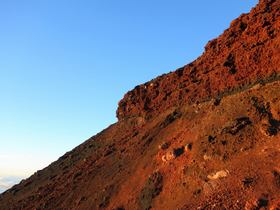 富士山頂の岩肌