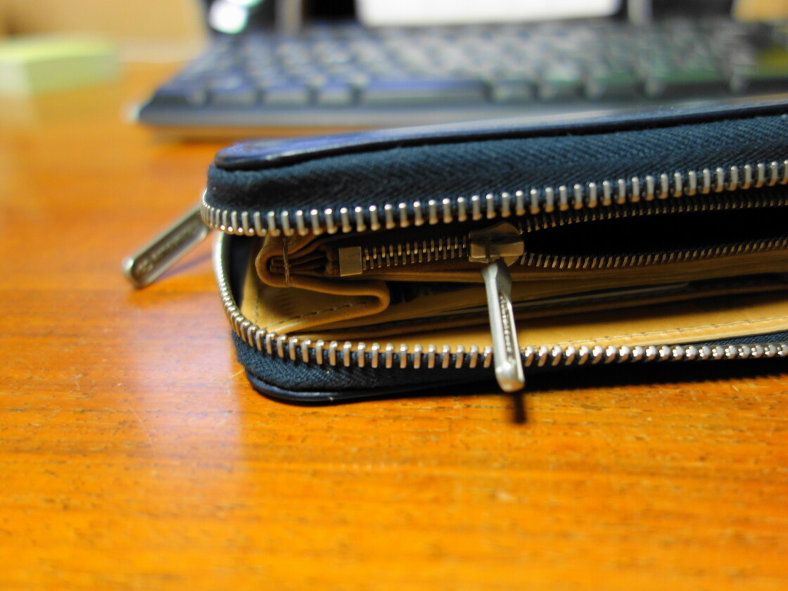 ホワイトコックスの財布のジッパー部分