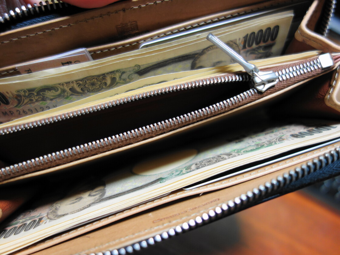 お札を入れたホワイトハウスコックスの長財布