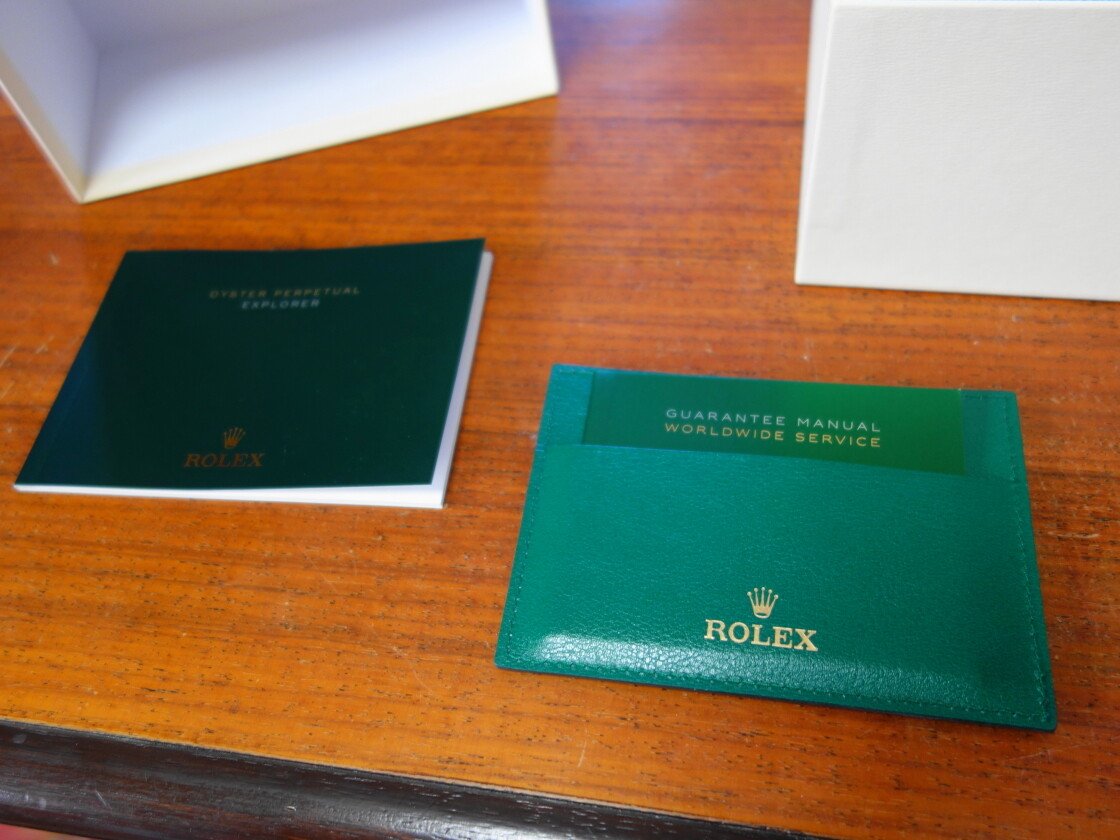 ロレックスの取扱説明書と国際保証書