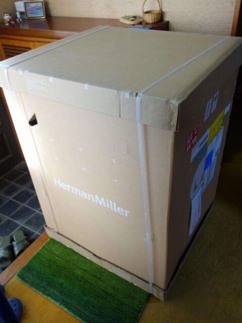 梱包されたアーロンチェアの様子