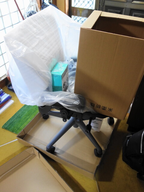 段ボールから出てきたアーロンチェア