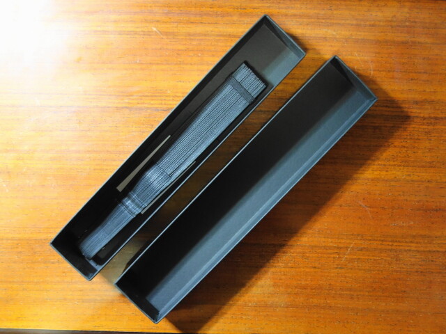 レザー扇子の開封時の様子