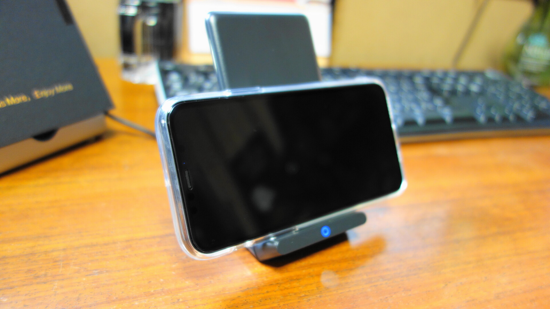 Anker社のPowerWave10に横置きした状態