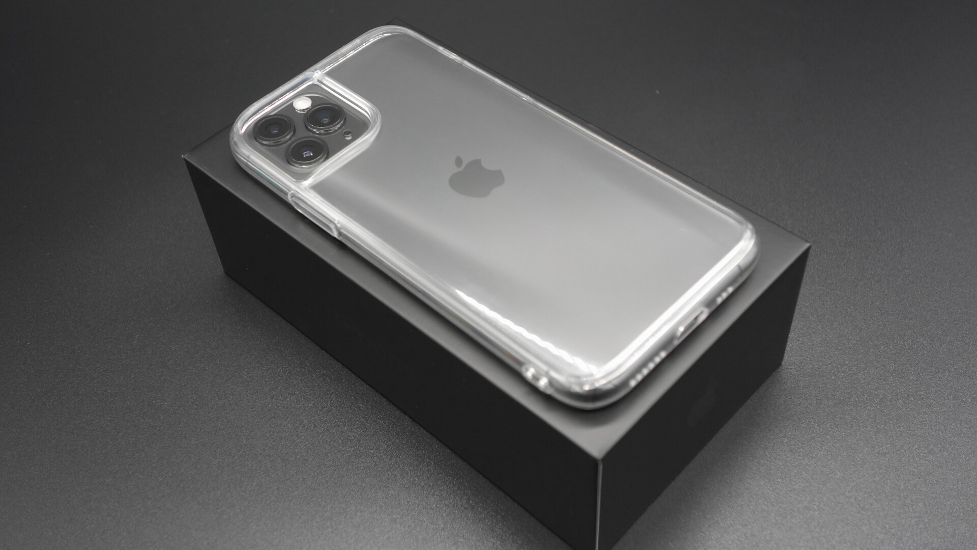 LINKASEを付けたiPhone11Pro