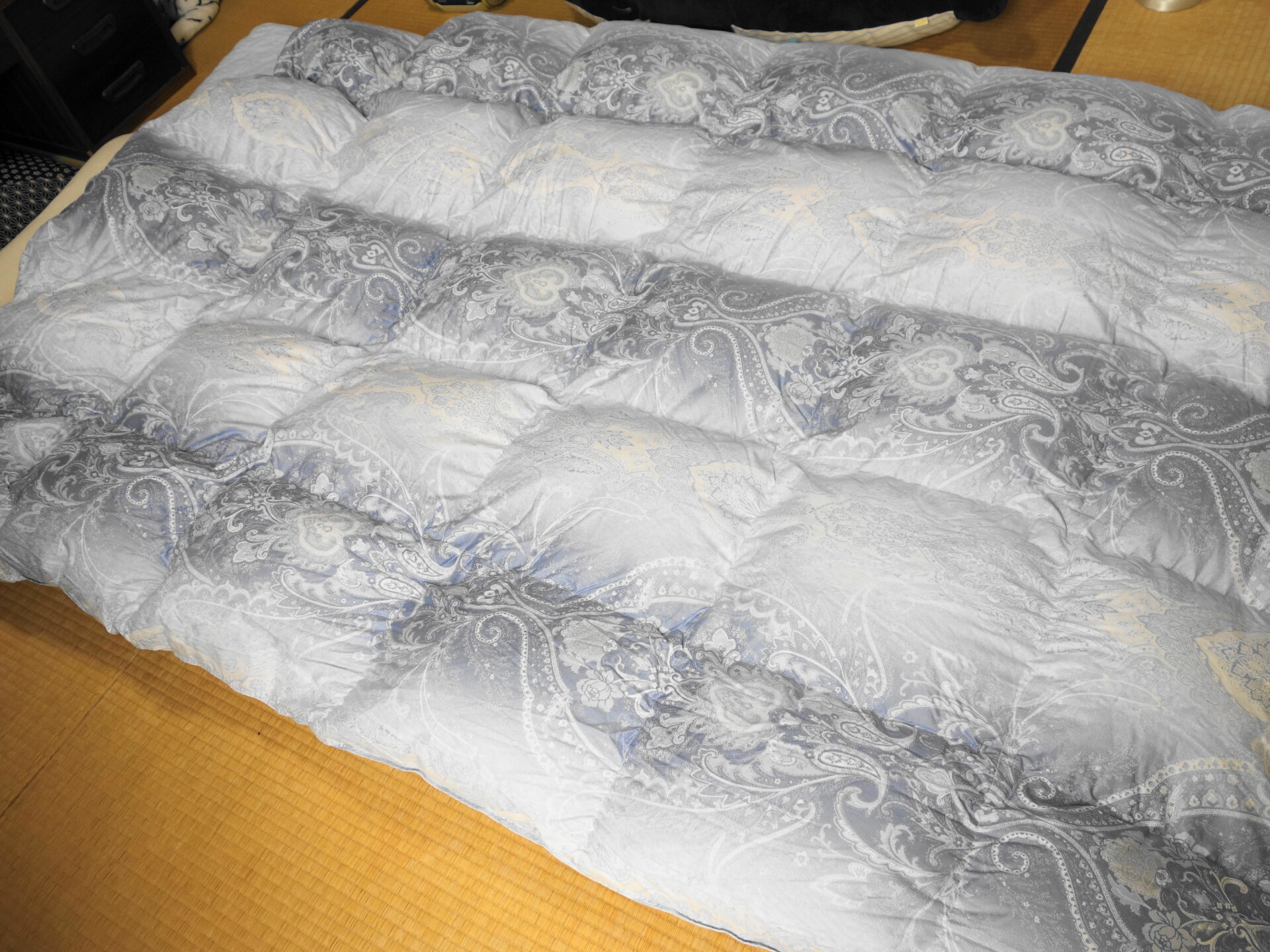 シングルの羽毛布団をセミダブルのマットレスにかけた様子