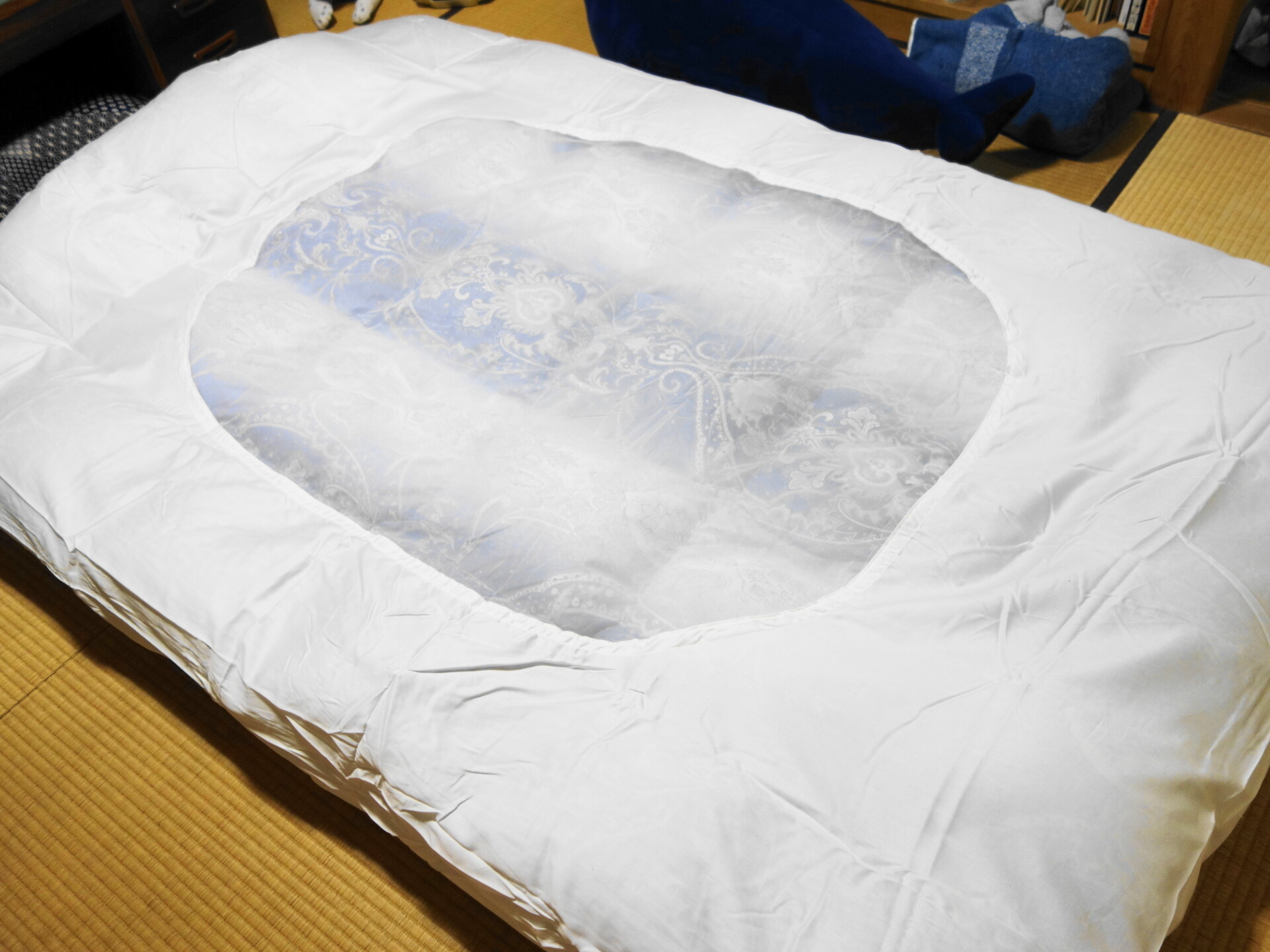 昭和西川の羽毛布団に布団カバーを付けた様子