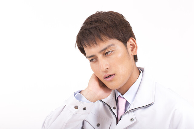 憂鬱な表情を浮かべる男性