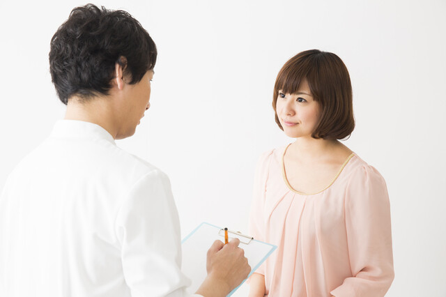 女性と看護師