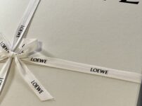 リボンで梱包されたロエベバッグ