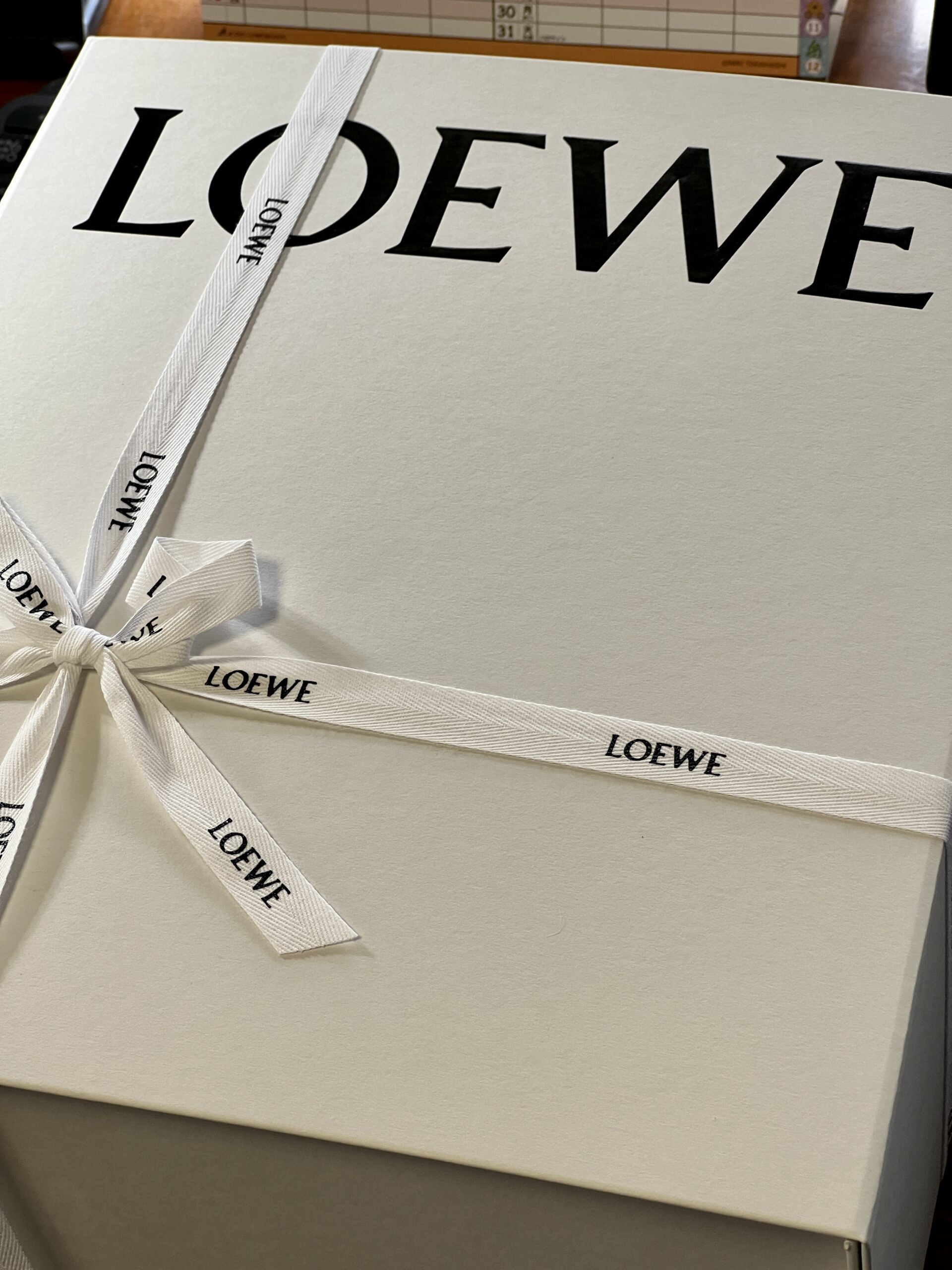 リボンで梱包されたロエベバッグ