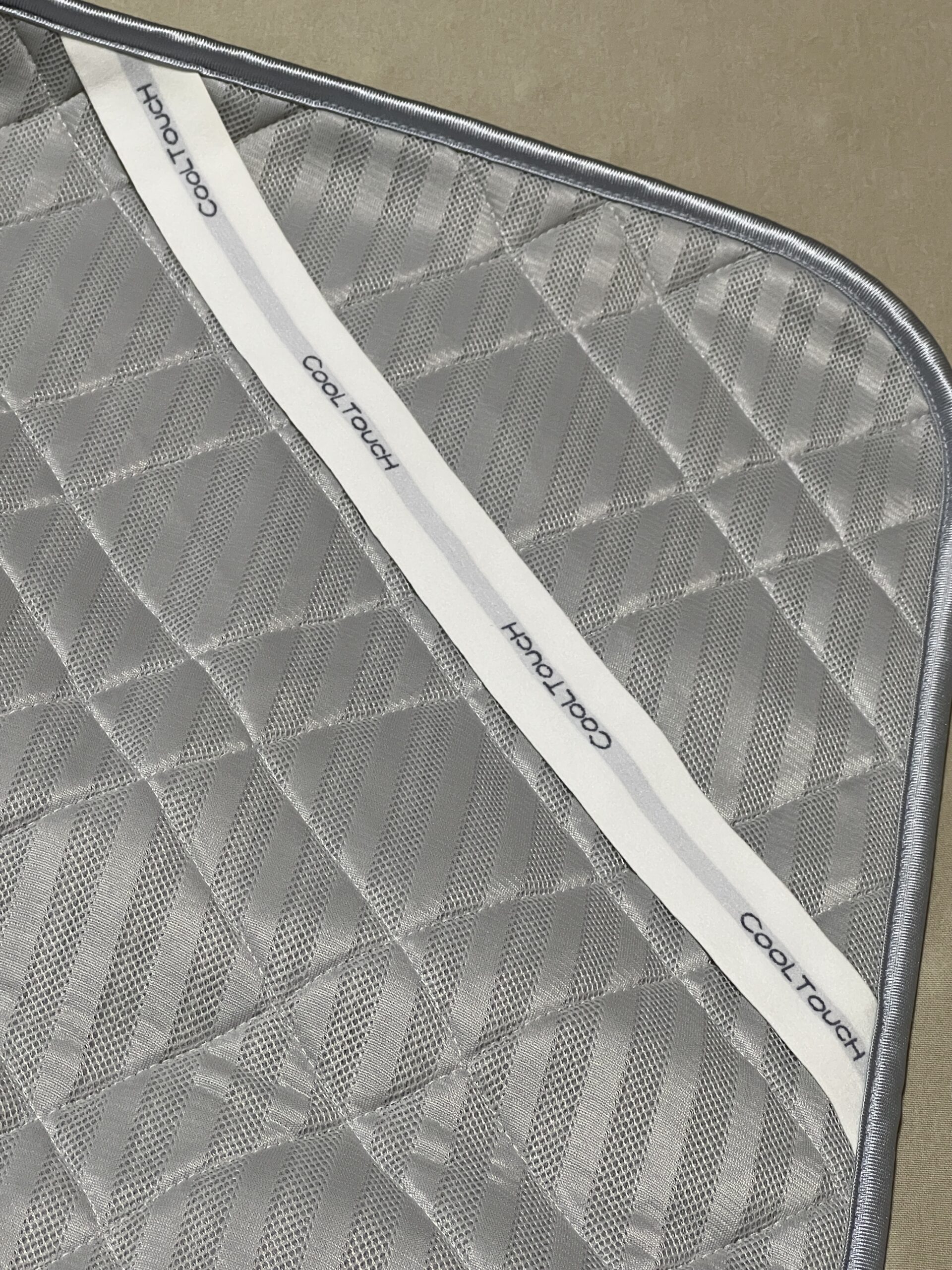 西川の春夏用敷きパッドの裏面