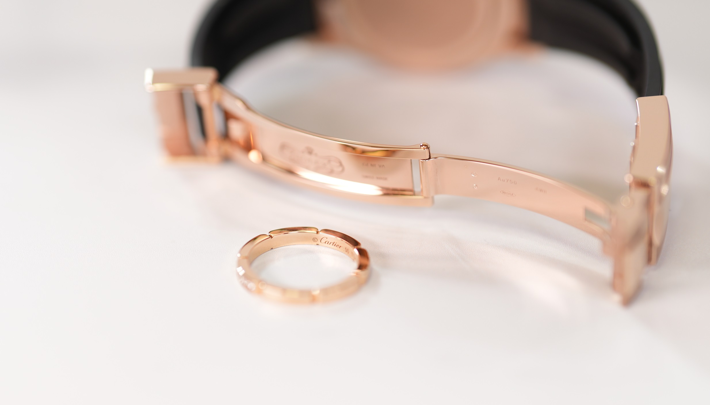 ピンクゴールド色をした時計とリング