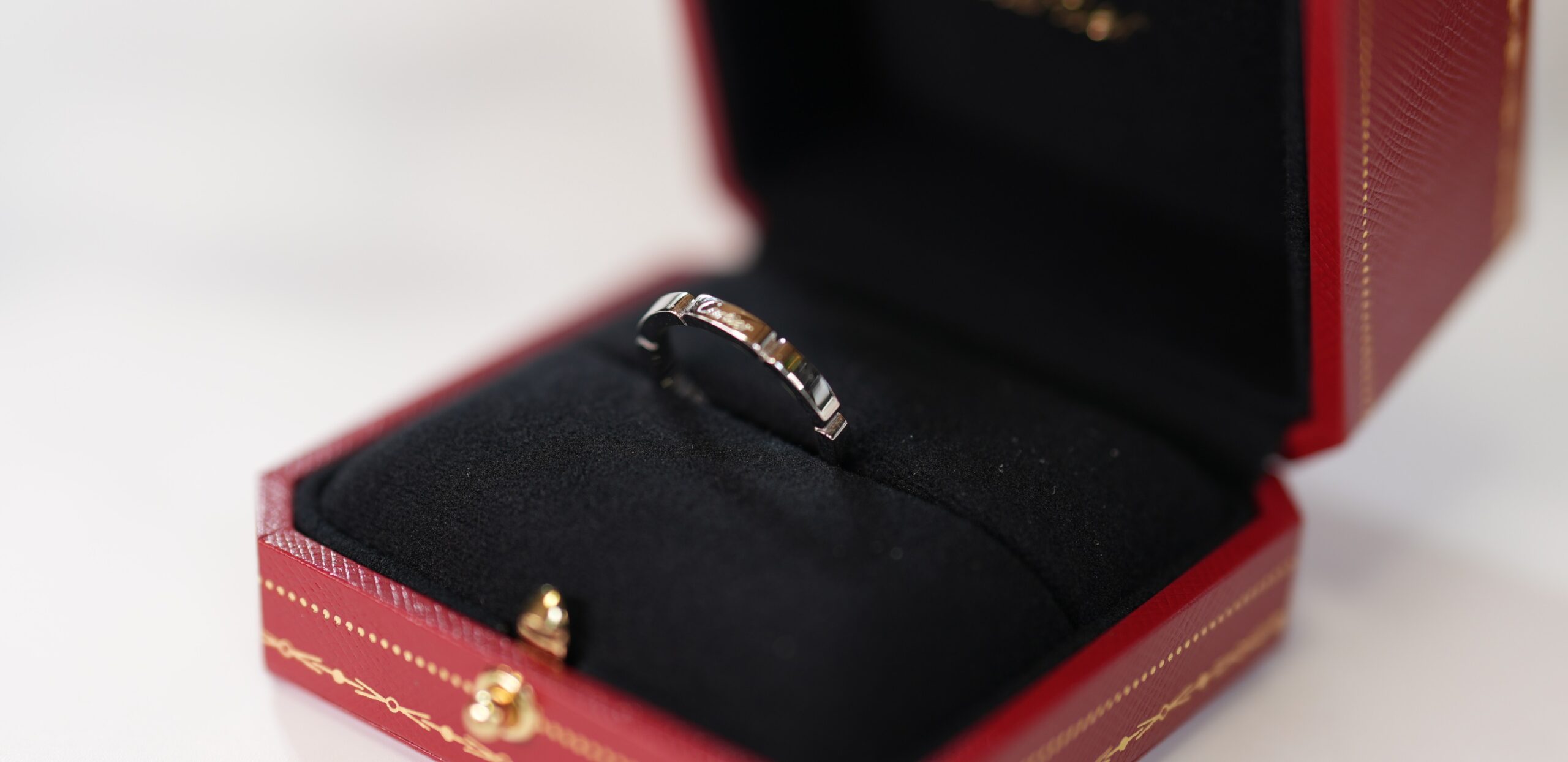 ホワイトゴールドのマイヨンパンテールリング