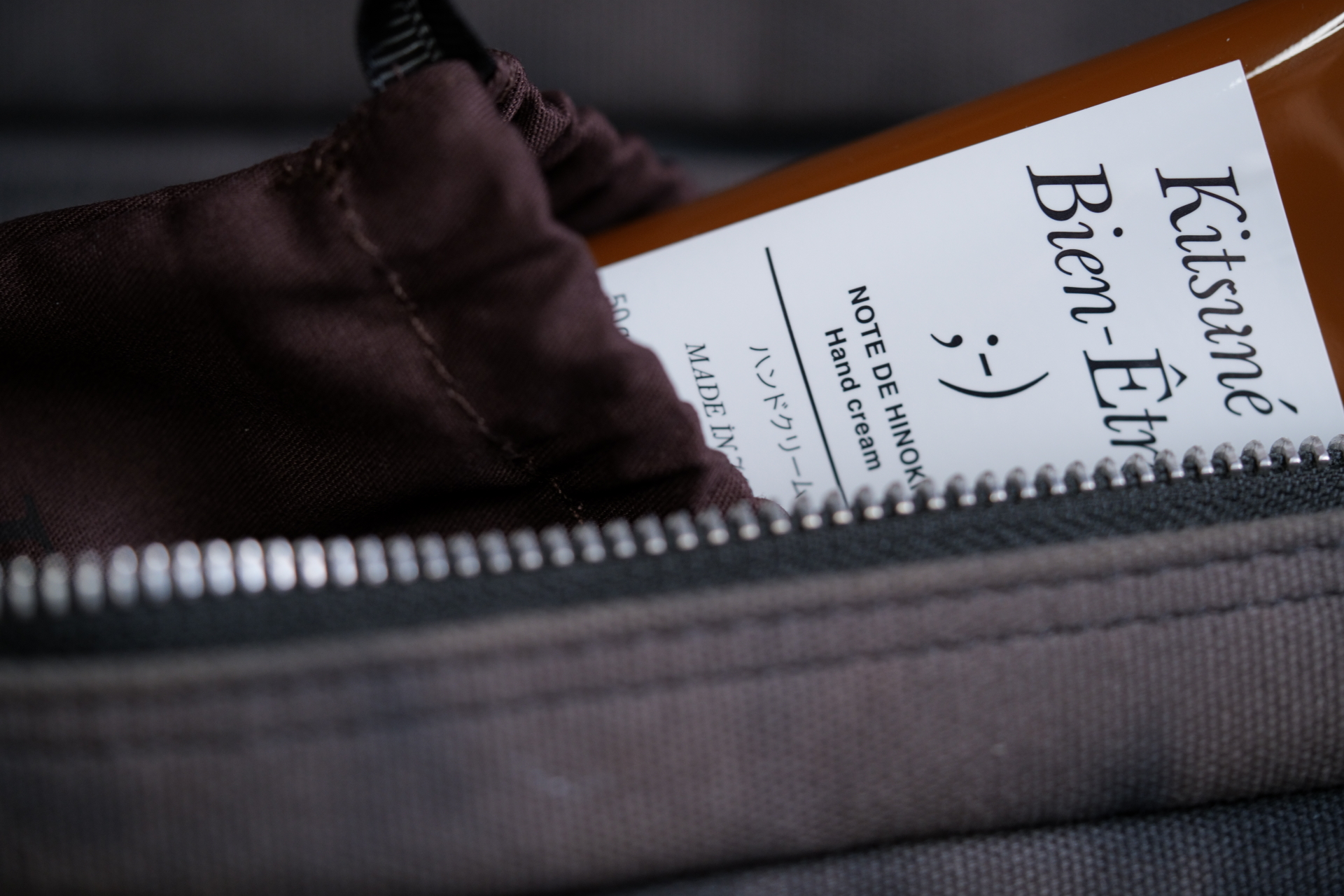 メゾンキツネのハンドクリームを鞄にしまう様子