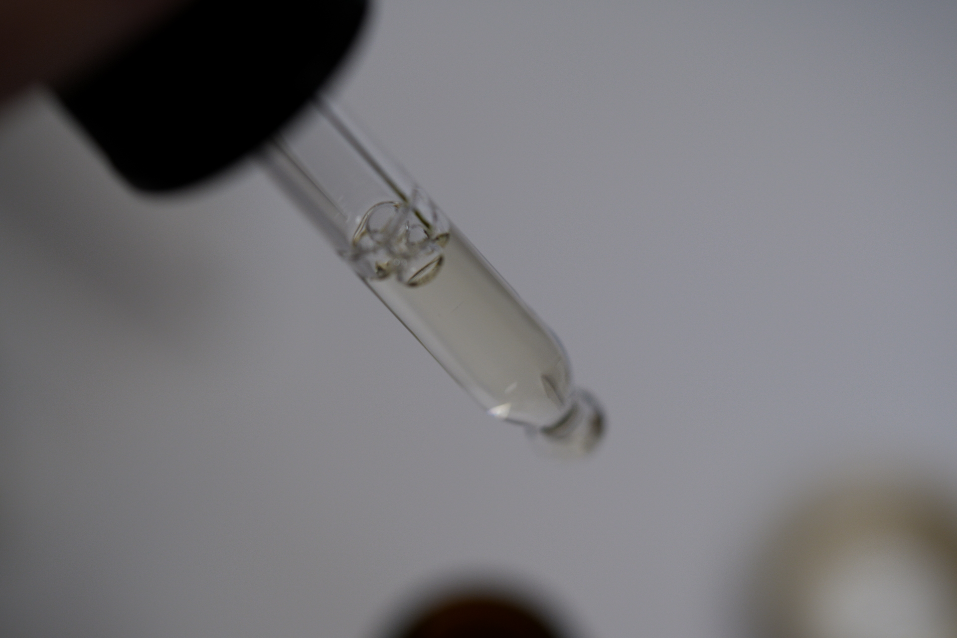 オバジC25セラムネオの溶液の色